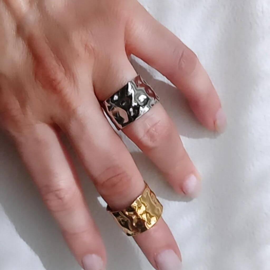 ¡Atrévete a añadir un toque de elegancia y sofisticación a tu atuendo con nuestro Anillo Textura Abierto Plateado! Fabricado en acero inoxidable, su textura y hermoso tono plateado te hará destacar en cualquier ocasión.