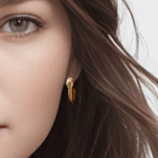 Mujer con pendientes de aro serpiente. Si naciste en el año de la serpiente, es para ti.