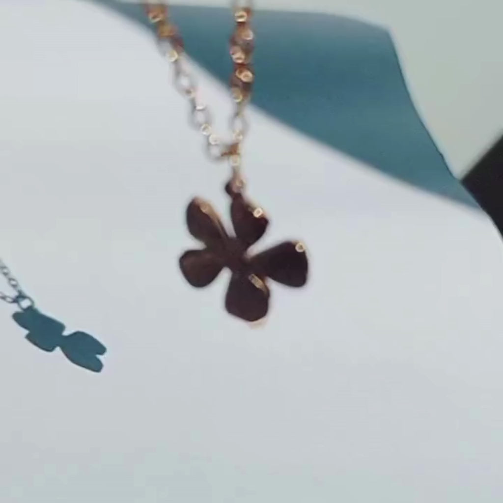 Collar Flor Petalos Acero Baño Oro El Collar Flor Pétalos Acero Baño Oro es una joya elegante y duradera, con un acabado en baño de oro que le da un brillo especial. Hecho de acero inoxidable, este collar tiene un extensor de 6 cm para un jugar con el largo y colgante en forma de flor.