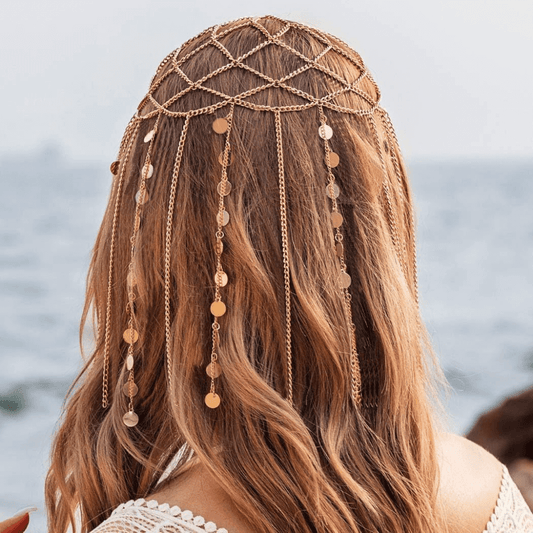 Mujer joven en festival de primavera luciendo una diadema bohemia con flores y cristales