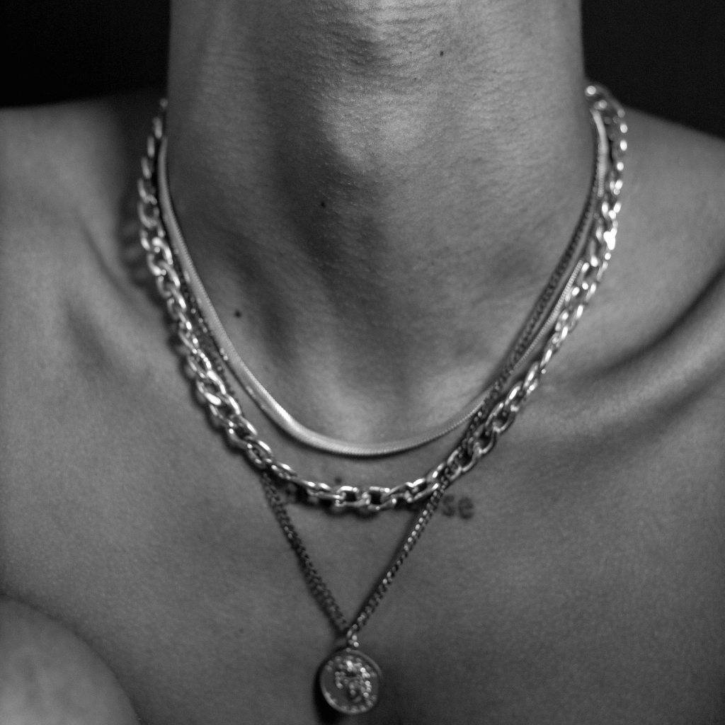 Imagen mujer con hoyas de hhedderich joyeria España