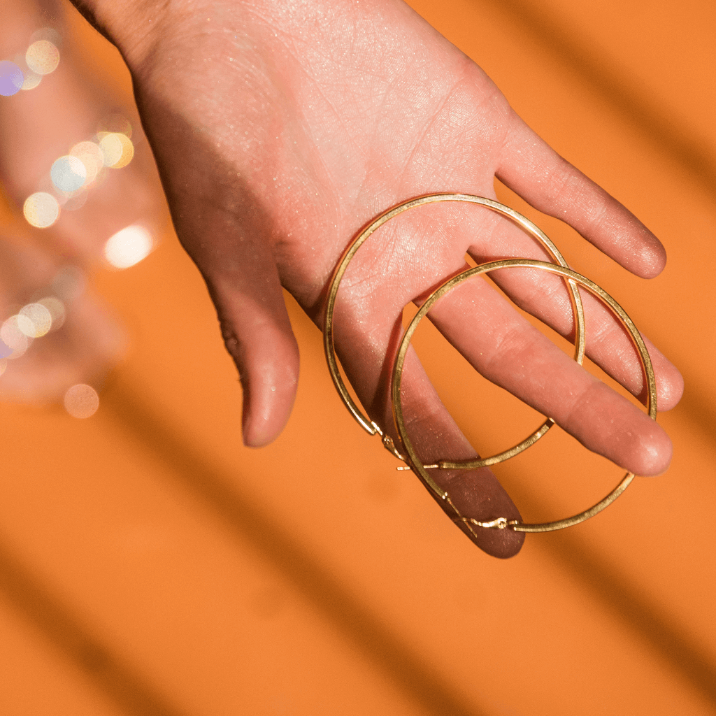 Mano con unos pendientes de aro