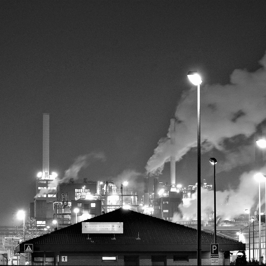 Proceso de fabricación de joyas de acero inoxidable brillando con acabado perfecto