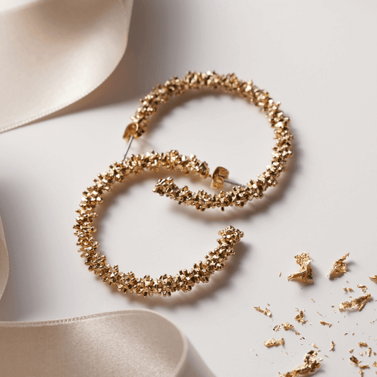 pendientes de aro dorados en un evento especial