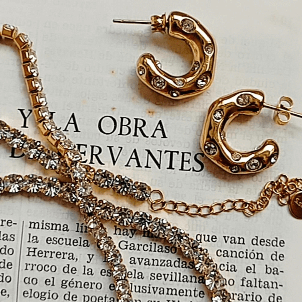 Ilustración del Diccionario de Joyería de hhedderich, destacando términos clave como tipos de cierres, formas de perlas y técnicas de engaste.