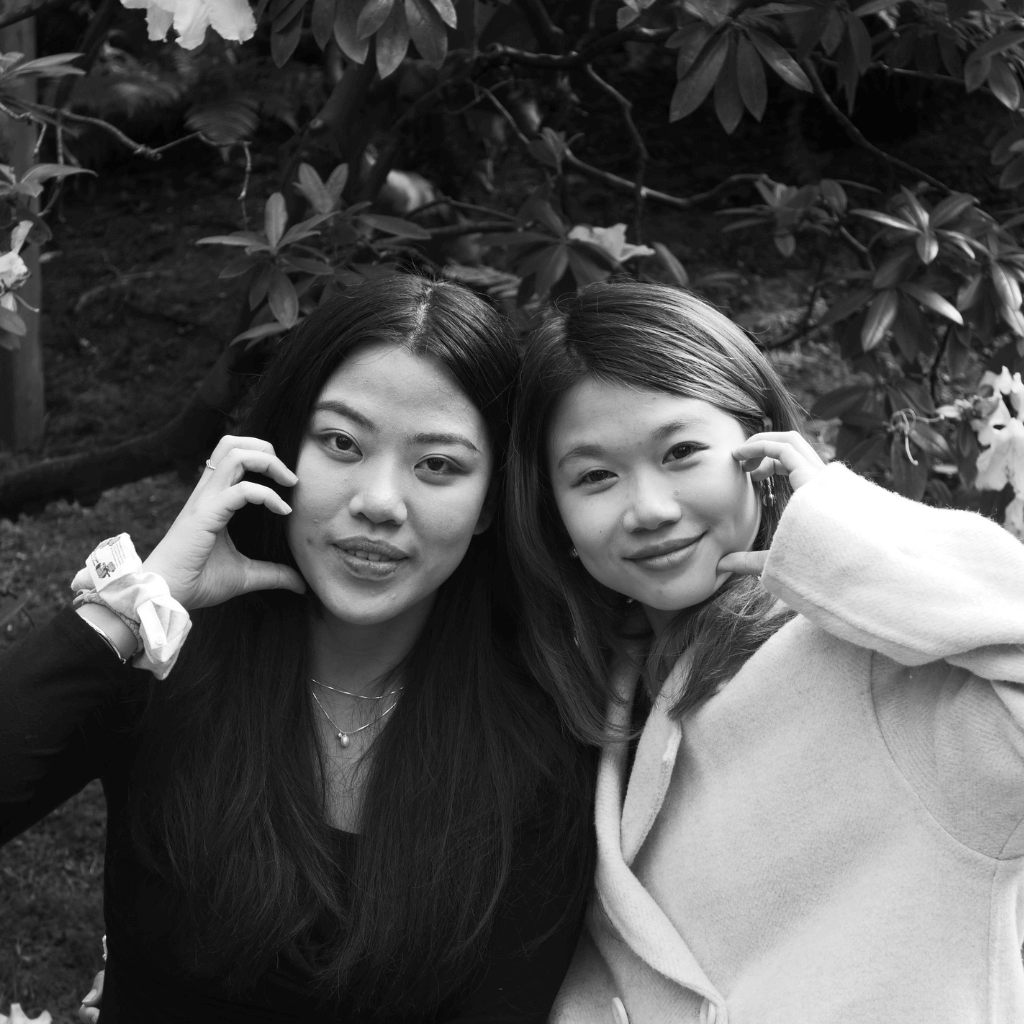 Imagen de Amigas pensando en el regalo Ideas para el Amigo Invisible joyas