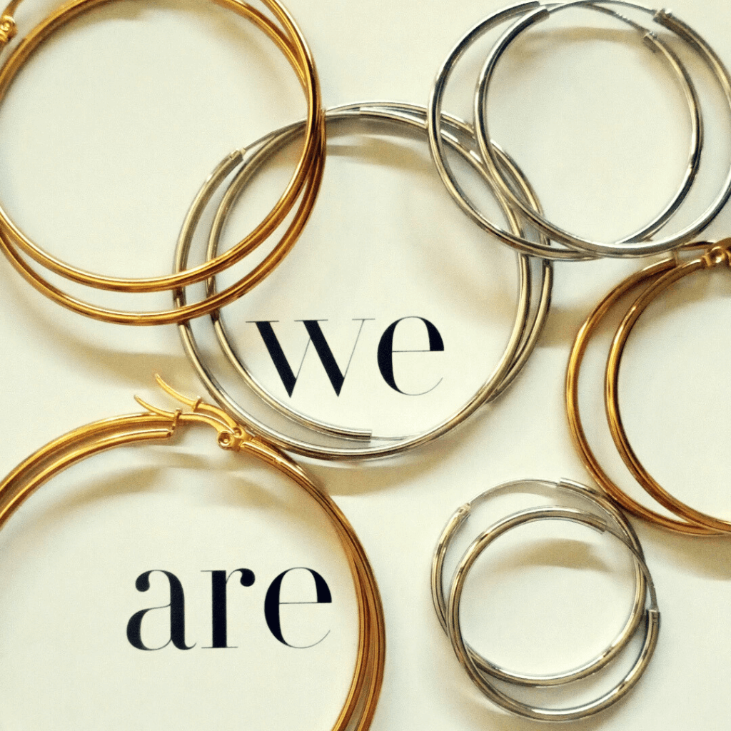 Varios pendientes de aro dorados y plateados