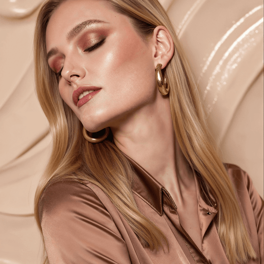 Mujer con pendientes de aros dorado