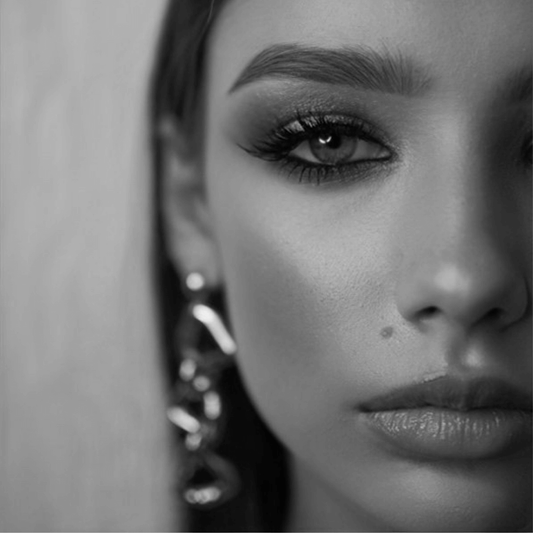 Imagen de mujer representando mujer picis en joyeria