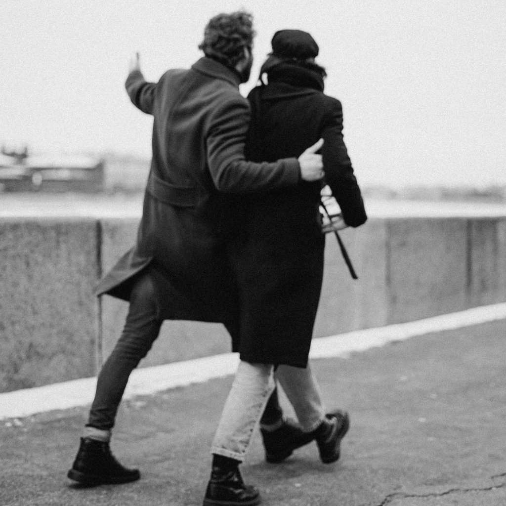 Imagen pareja de enamorados caminando