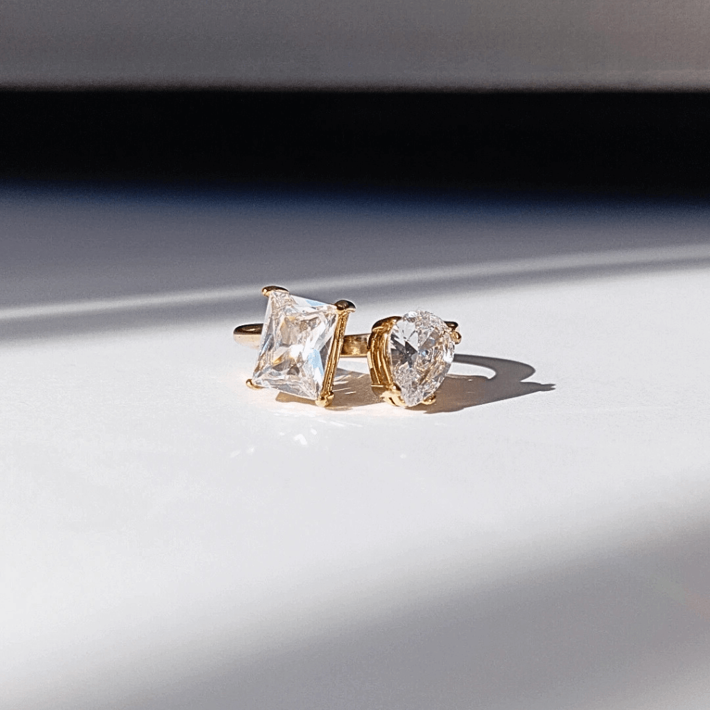 Elegante Anillos de piedras en entorno de lujo