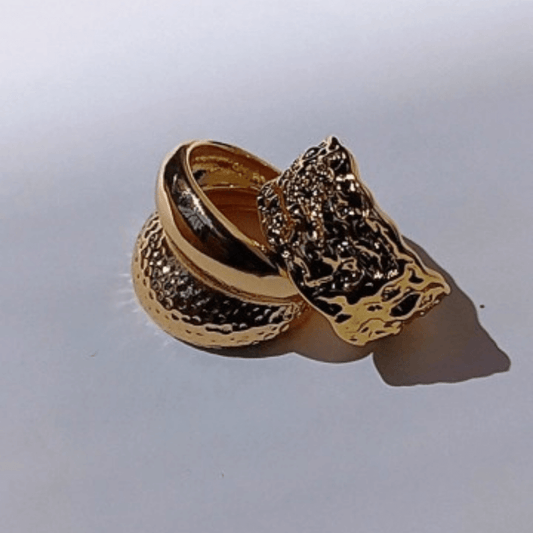 Anillos de diseño corrugado y ondulado en oro, joyería de moda moderna.