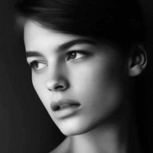 Joyería dorada con rubí y piedras rojas para mujer Leo, elegante y llamativa.