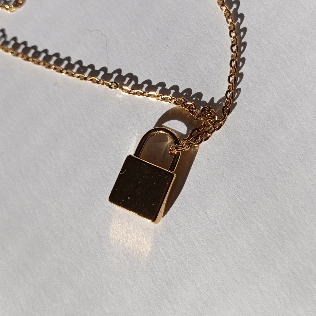 Collar colgante candado lock de acero inoxidable joyería. Recordatorio constante de la protección eterna del amor y los lazos que nos definen.
