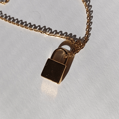 Collar colgante candado lock de acero inoxidable joyería. Recordatorio constante de la protección eterna del amor y los lazos que nos definen.
