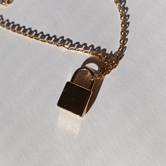 Collar colgante candado lock de acero inoxidable joyería. Recordatorio constante de la protección eterna del amor y los lazos que nos definen.
