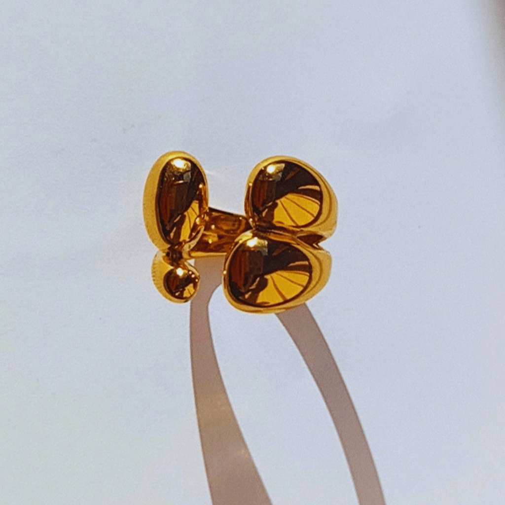 Foto de un anillo dorado de acero inoxidable de hhedderich joyeria