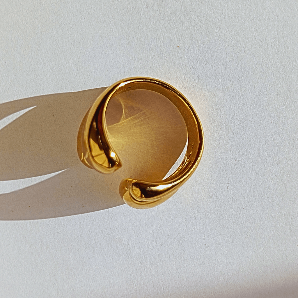 Imagen de un anillo dorado grueso de acero inoxidable de hhedderich joyeria