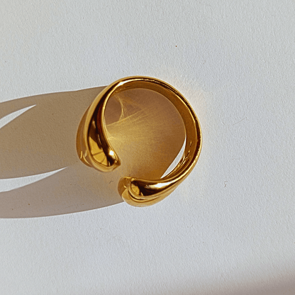 Imagen de un anillo dorado grueso de acero inoxidable de hhedderich joyeria