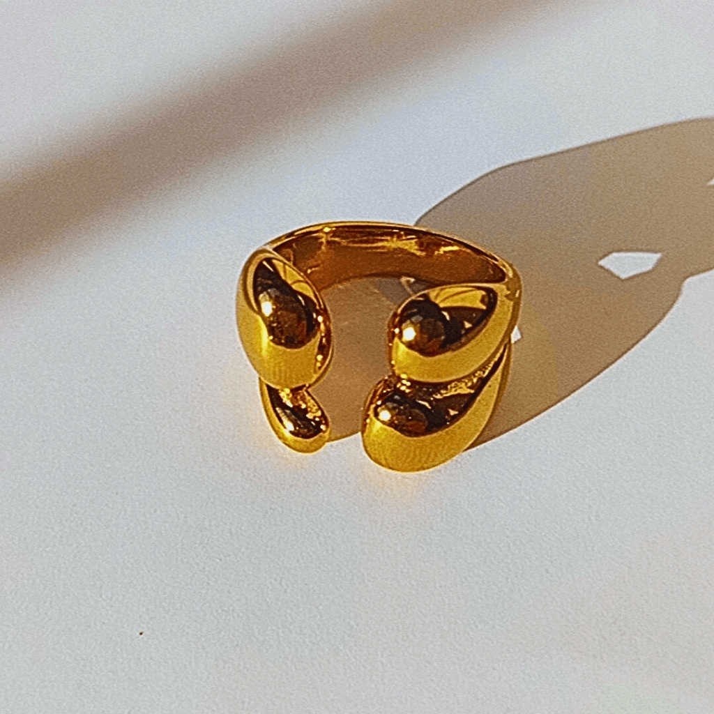 Imagen de un anillo dorado de acero inoxidable abierto con baño de oro de hhedderich joyeria