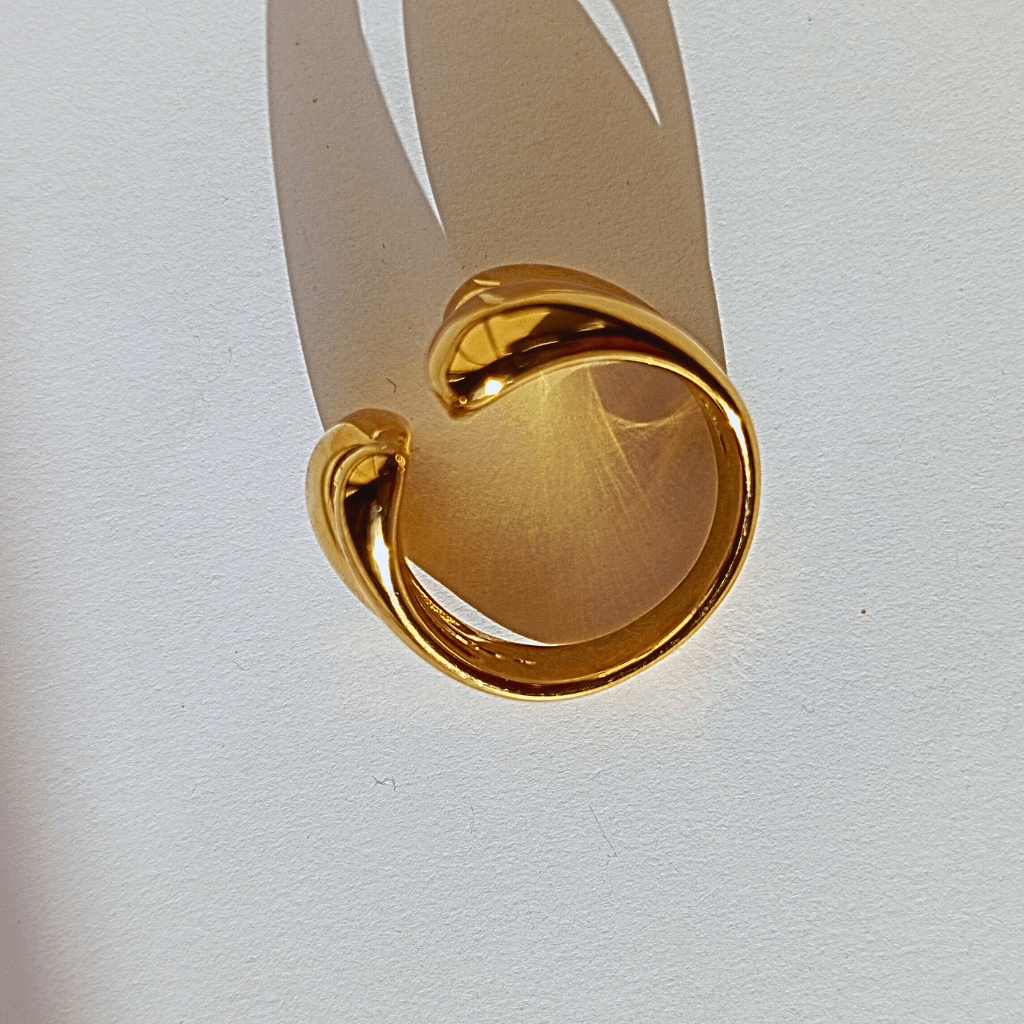 Imagen de un anillo dorado de acero inoxidable de hhedderich joyería España