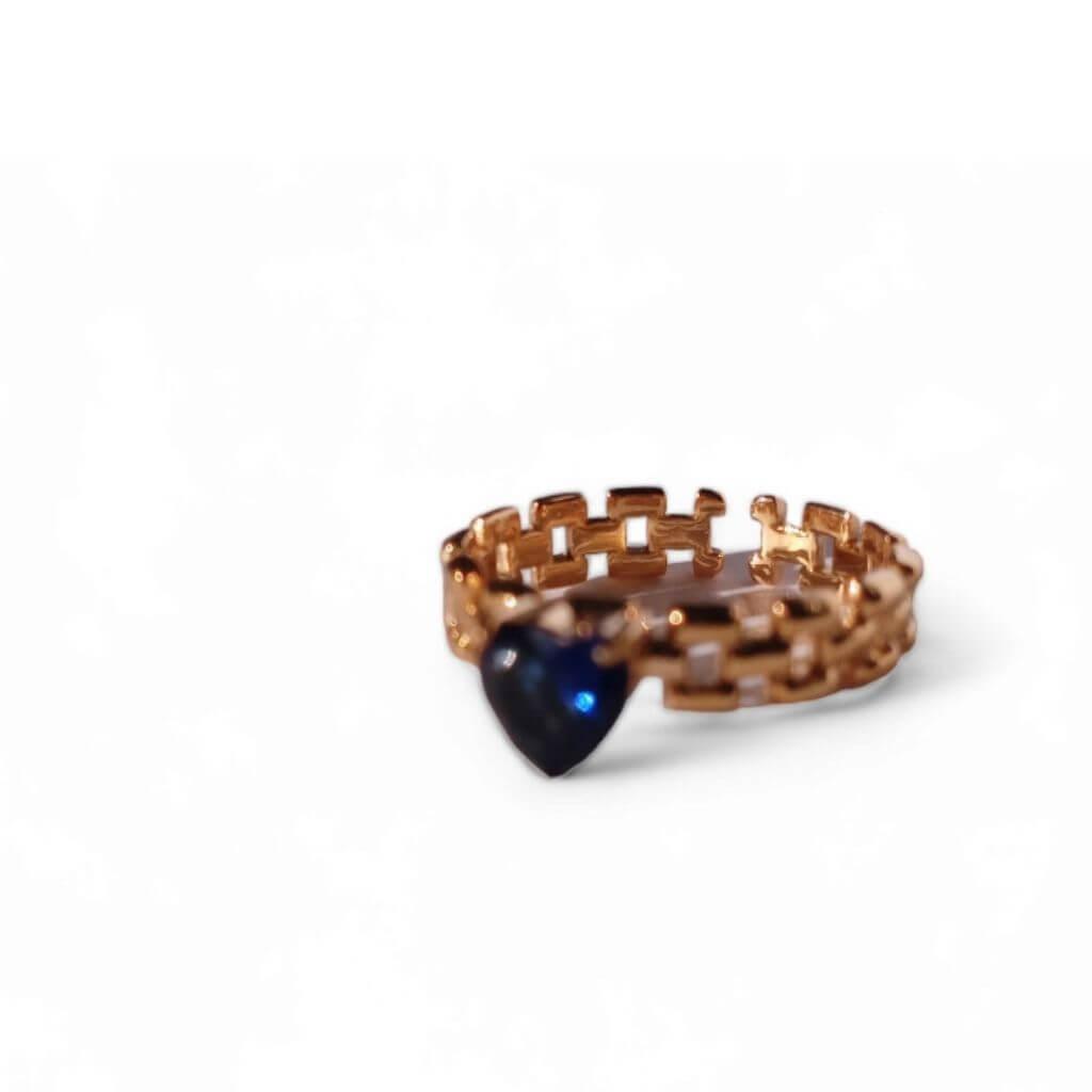 Anillo de acero oro con cristal azul en forma de corazón