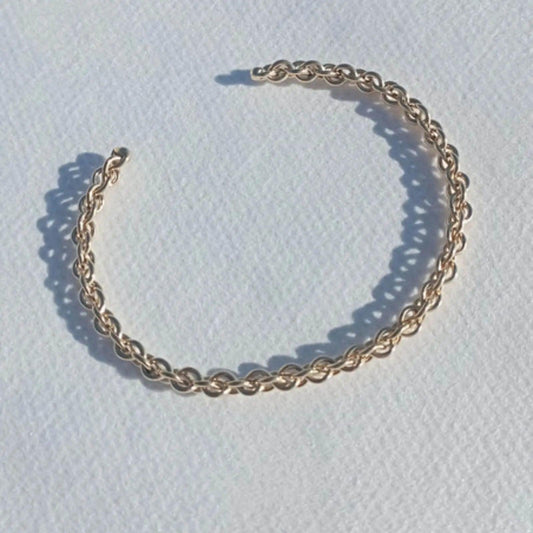 BRAZALETE ELSA hhedderich.com Disfruta del diseño innovador de nuestro Brazalete Elsa. Esta pulsera de acero tejido de dorado aporta un toque de glamour a su estilo, Elegante y moderno con su brillante acabado de acero y oro. Hecho con acero inoxidable, resistente y duradero, el Brazalete Elsa le añadirá elegancia y sofisticación a cualquier atuendo.