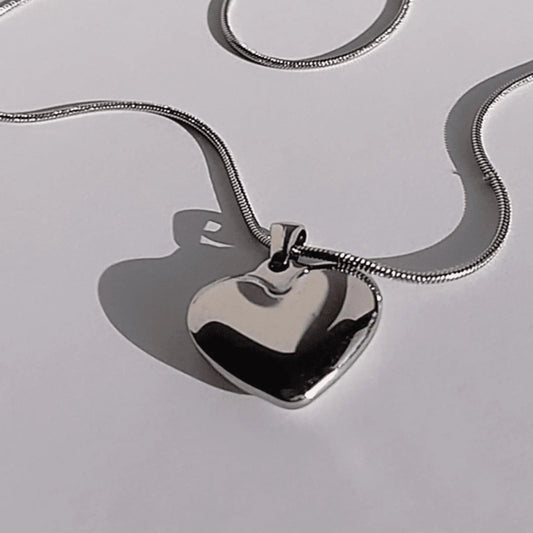COLLAR LOVE  https://hhedderich.com/products/collar-love  Este collar LOVE es la expresión perfecta de la promesa de amor eterno. Con un diseño moderno y colgante de corazon de un brillo cálido, este collar es un regalo que recordará por siempre.