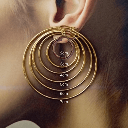 Imagen de modelo con pendientes de aros de diferentes tamaños para usarse como guia de hhedderich.com joyeria 