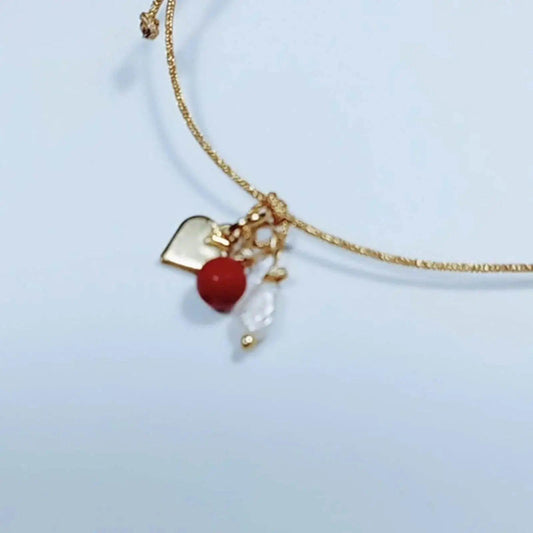 PULSERA CORDON AURA hhedderich.com   Pulsera hecha a mano. ¡Con la pulsera cordón Aura, destacarás tu estilo! Hecha con un fino cordón dorado brillante, tres delicados colgantes: perlita de río.