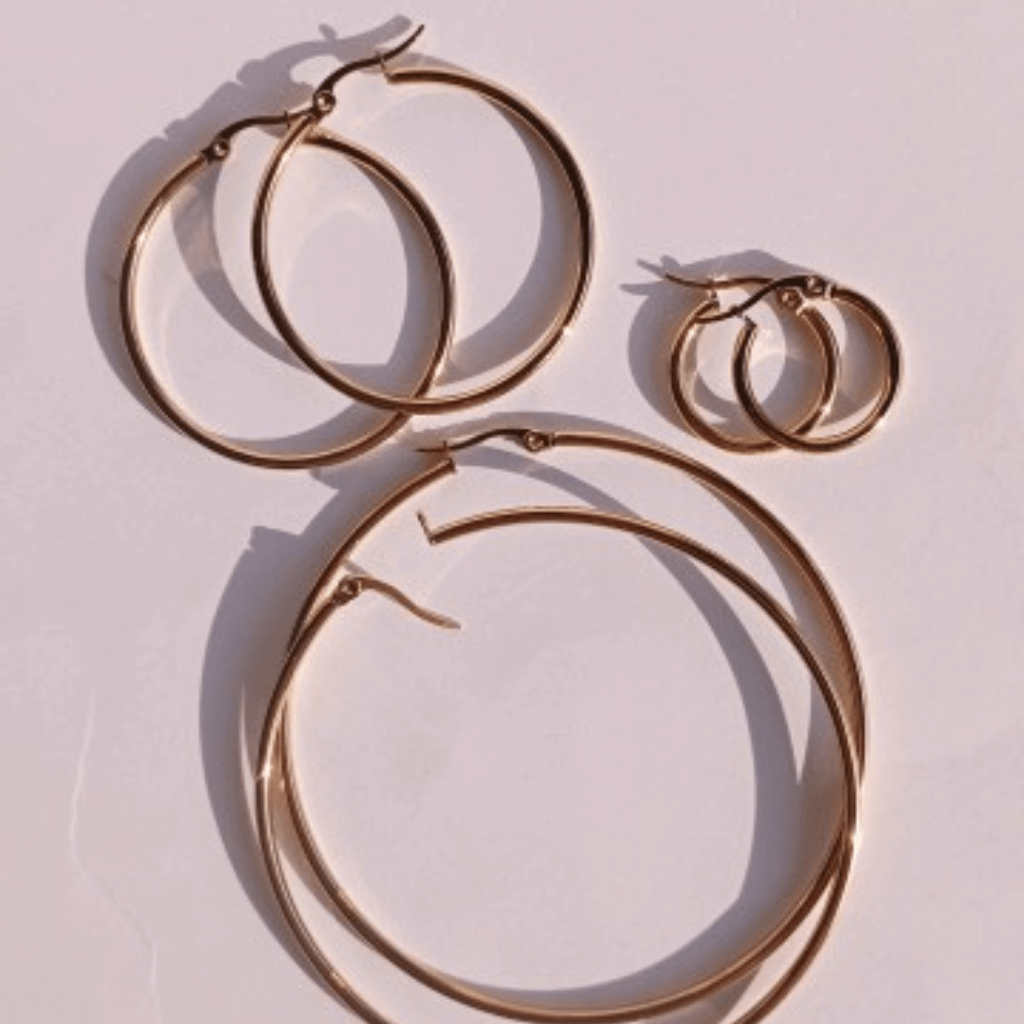 Varios pendientes de aro de diferentes tamaños