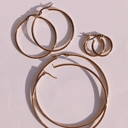 Varios pendientes de aro de diferentes tamaños