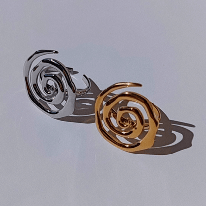 Par de anillos forma espiral dorado y platedo