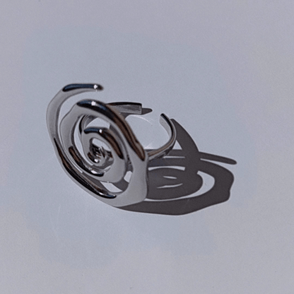 Anillo forma espiral plateado fondo blanco