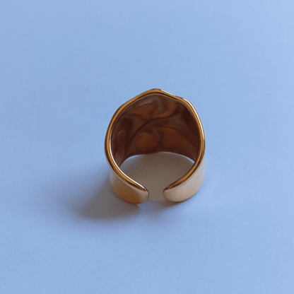 Anillo abierto Geométrico Acero Oro Marte de reves en fondo blanco