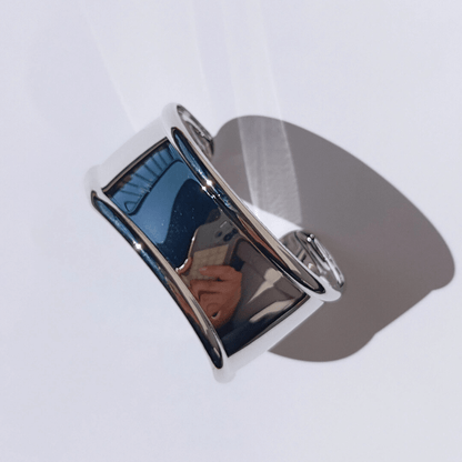 Brazalete Geométrico Metal Plateado Estefany en fondo blanco bone 