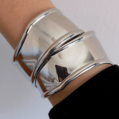 Modelo luciendo Brazalete Geométrico Metal Plateado Estefany bello