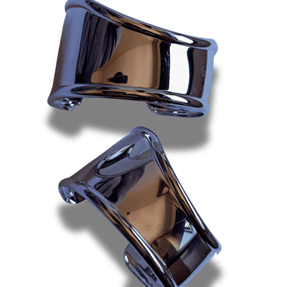 Brazaletes plateados en forma geometrica plana que imita huesos 