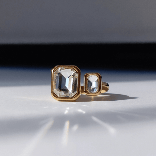 Exclusivo Anillo Abierto Doble Cristal en Acero Acero Inoxidable 304 y Baño de Oro Autentico. Cristales de Circón Cuadrados hhedderich joyeria España