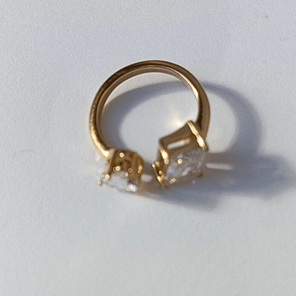 Precioso y elegante Anillo Anillo Abierto Paula Doble Cristal Circón de diferentes diseños uno Cuadrado y otro de corte lagrima o gota  montado en Acero y con Baño en oro 18   Anillo Abierto-2