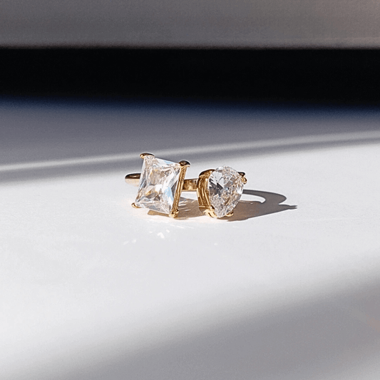 Precioso y elegante Anillo Anillo Abierto Paula Doble Cristal Circón de diferentes diseños uno Cuadrado y otro de corte lagrima o gota  montado en Acero y con Baño en oro 18   Anillo Abierto