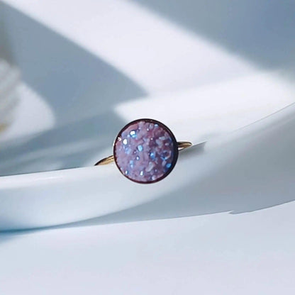 Anillo colors cute hhedderich.com     ¡Atrévete a destacar con el Anillo colors cute! Su diseño único de acero con baño de oro y una vibrante escarcha de color.