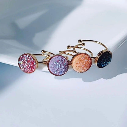 Anillo colors cute hhedderich.com     ¡Atrévete a destacar con el Anillo colors cute! Su diseño único de acero con baño de oro y una vibrante escarcha de color.