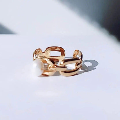 Anillo Eslabon Oro y Perla hhedderich.com    El anillo Pearl Eslabón Baño Oro es una pieza única que será tu mejor aliado para lucir dedos elegantes. Su diseño de eslabones es una verdadera joya que no querrás dejar escapar. Ajustable y perfecto para regalar, ¡un acierto seguro! Descubre el anillo Eslabón Oro y Perla, perfecta para añadir estilo a tus manos.