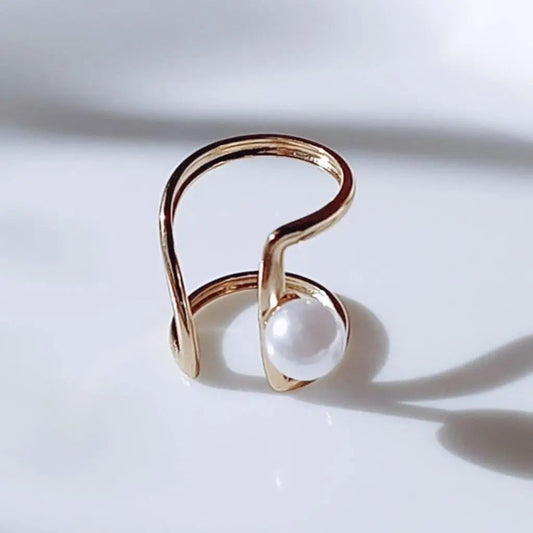 Anillo Lore hhedderich.com    ¡Renueva tu estilo con Anillo Lore! Este anillo es único, hecho en una sola pieza con una elegante perla. ¡Hazte notar con tu Anillo Lore!