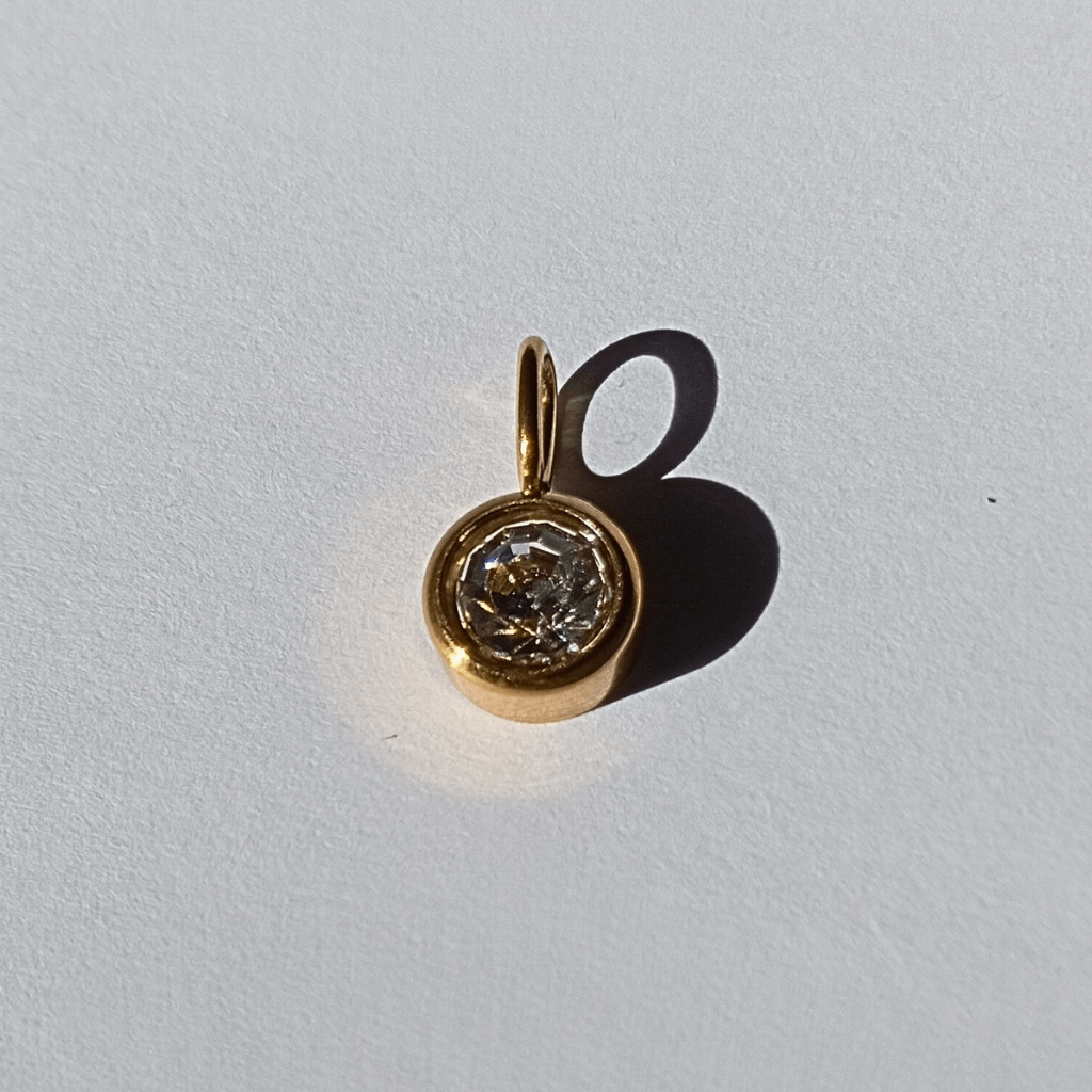 Colgante Charm Coleccionable en formato Cristal Solitario en Acero Inoxidable Baño de Oro y Diamantes De Imitación de hhedderich joyeria España