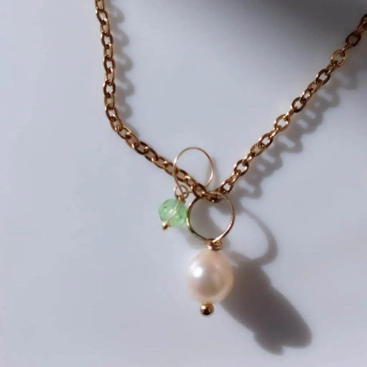 Collar con colgante de perla y cristal hhedderich.com    Este elegante collar cuenta con un delicado colgante de perla y cristal. Hecho con materiales de alta calidad, este collar es perfecto para cualquier ocasión.