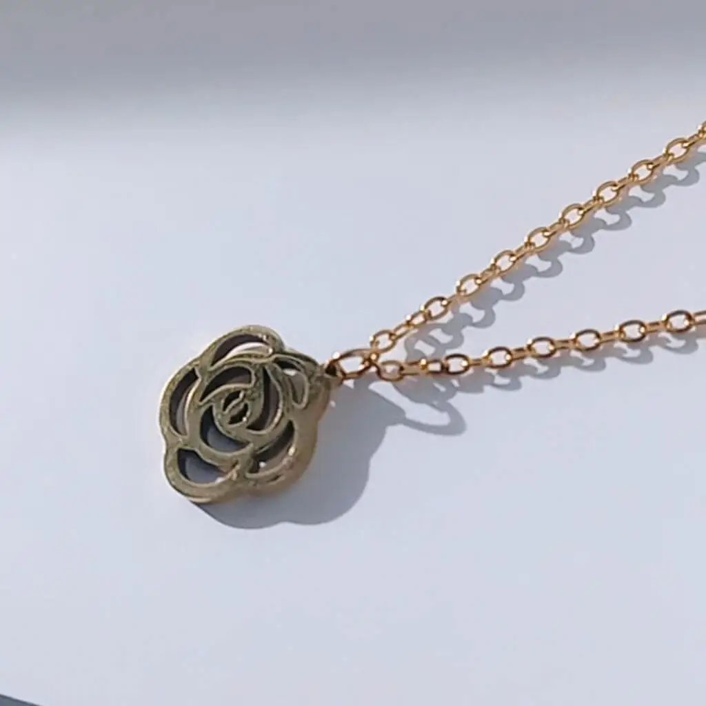 Collar flor acero hhedderich.com   Este collar de acero inoxidable con un detalle de una flor está revestido con baño de oro 18k y cuenta con un cierre tipo mosquetón. Está fabricado de forma antialérgica y es perfecto para estilizar tu look. 