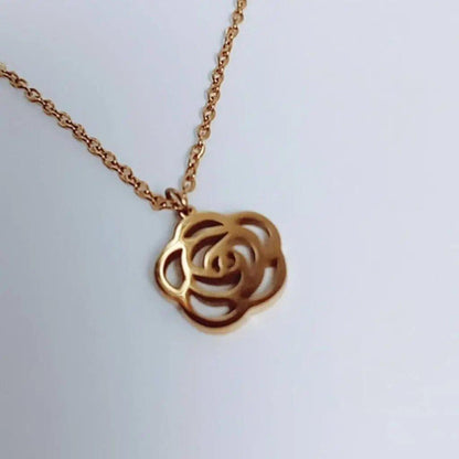 Collar flor acero hhedderich.com   Este collar de acero inoxidable con un detalle de una flor está revestido con baño de oro 18k y cuenta con un cierre tipo mosquetón. Está fabricado de forma antialérgica y es perfecto para estilizar tu look. 