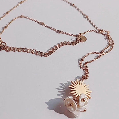 COLLAR SOL Y PERLA hhedderich.com   ¡Eleva tu look con el collar Sol y Perla! Acero. Un collar con dije con forma de sol y rematadas con perlas. De acero inoxidable resistente.